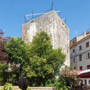 DEN FÜNFECKIGEN TURM 