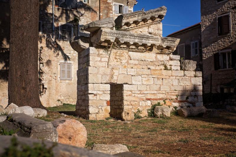 THE GREAT TEMPLE AND OF NEPTUNE 