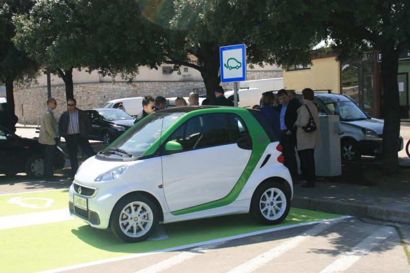 Electric vehicle charging station 